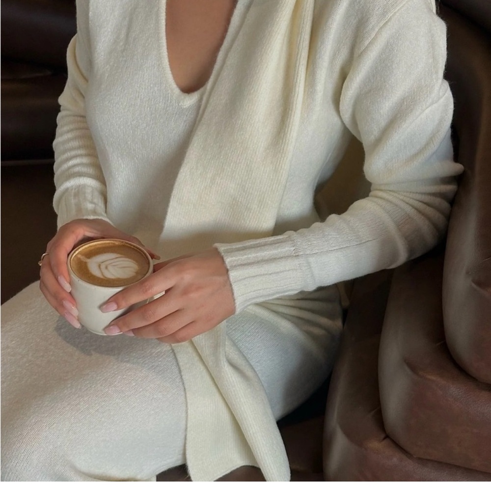 Meshki - Ella Beautiful Cream Sweater, V-neck, scarf included Feminine attire - Picture 3 of 4